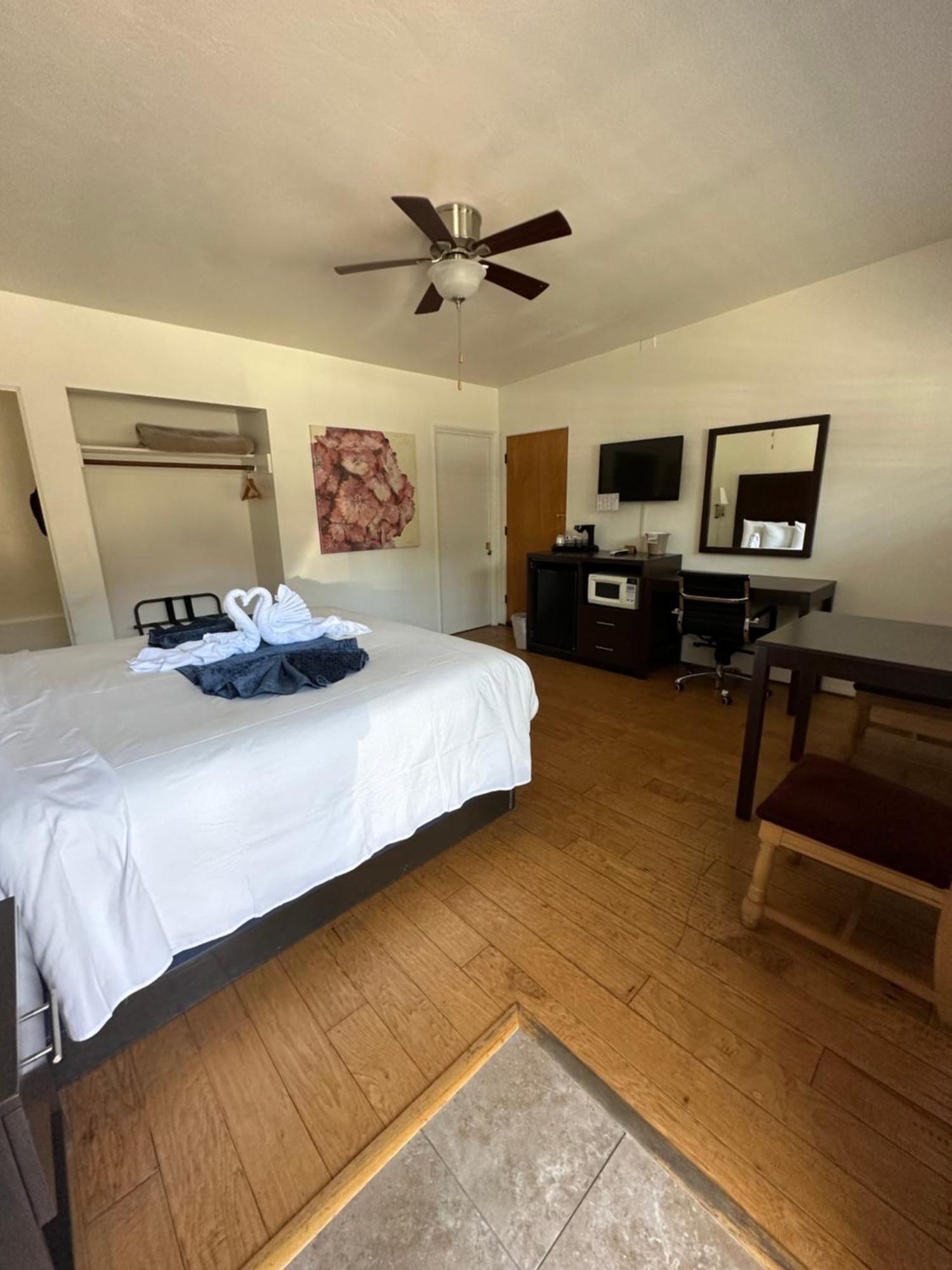 Cambria Palms Motel Екстер'єр фото